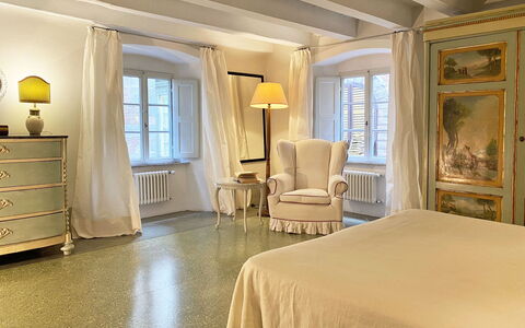 Il Mezzanino: Værelse, Møbel, Ejendom, Indretning, Loft, Seng, Soveværelse, Bygning, Etage, Gul