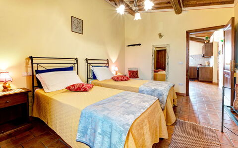 Casale Valdichiana: Soveværelse, Seng, Værelse, Møbel, Ejendom, Sengetøj, Bygning, Indretning, Bed Frame, Hus