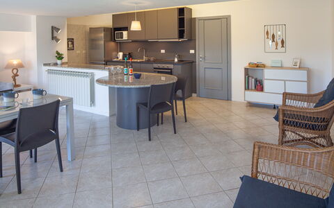 Il Giardino Sul Mare - Levanto: Bord, Ejendom, Møbel, Countertop, Cabinetry, Køkken, Træ, Belysning, Indretning, Gulvbelægning