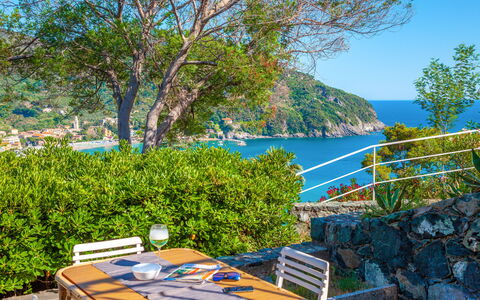 Il Giardino Sul Mare - Levanto: Ejendom, Vegetationen, Ejendom, Træ, Ferie, Turisme, Hus, Fritid, Landskab, Bugt