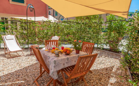Portovecchio Apartments - Levanto: Ejendom, Ejendom, Hus, Værelse, Møbel, Backyard, Bygning, Bord, Hjem, Gårdhave