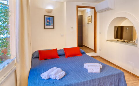 Portovecchio Apartments - Levanto: Møbel, Indretning, Træ, Gulvbelægning, Etage, Værelse, Lejlighed, Soveværelse, Seng, Hjem