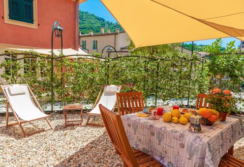 Portovecchio Apartments - Levanto: Ejendom, Ejendom, Hus, Bygning, Værelse, Gul, Ferie, Estate, Udvej, Hjem