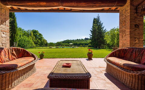 Podere a Lafi: Himmel, Plante, Ejendom, Natur, Grøn, Bygning, Træ, Græs, Indretning, Skygge