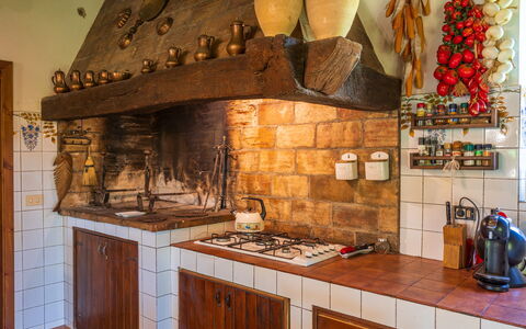 Podere a Lafi: Ejendom, Cabinetry, Countertop, Træ, Indretning, Arkitektur, Køkken, Bygning, Hus, Komfur