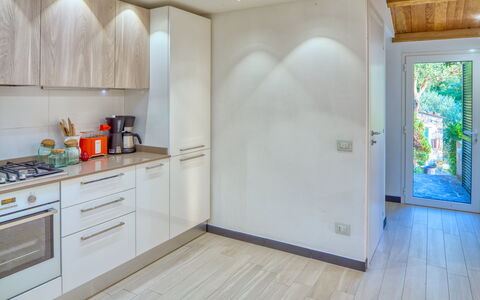 Il Frantoio Del Mesco - Levanto: Træ, Værelse, Etage, Gulvbelægning, Indretning, Glas, Køkken, Loft, Væg, Husholdningsapparat