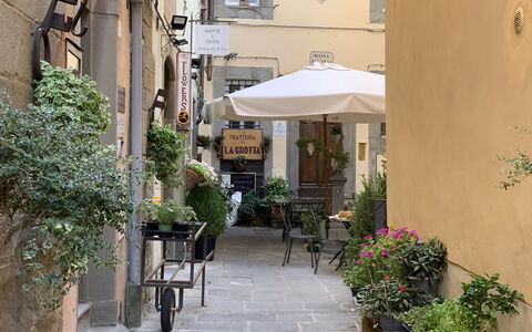 Casa Annateresa: Kvarter, Ejendom, Bygning, Stad, Gade, Gyde, Ejendom, Gårdsplads, Infrastruktur, Vej