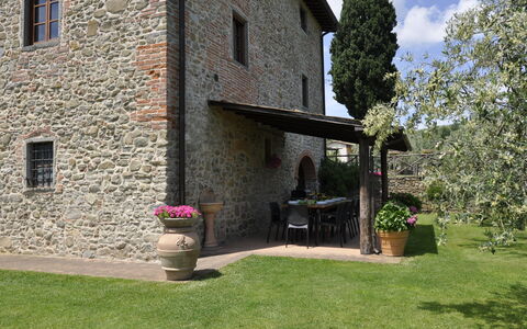 Villa Claudia: Plante, Vindue, Bygning, Blomsterkrukke, Stueplante, Sky, Hus, Træ, Græs, Busk