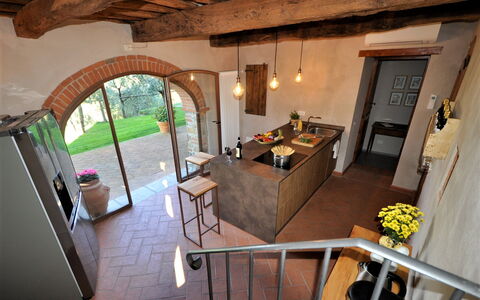 Villa Claudia: Bord, Plante, Stueplante, Bygning, Indretning, Etage, Stol, Couch, Stue, Træ