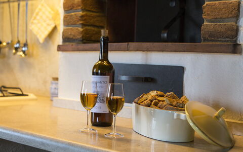 Villa Claudia: Mad, Bord, Flaske, Bordservice, Vin, Barware, Plade, Indretning, Drinkware, Træ