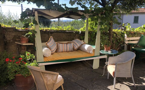 Villa Toppani Del Sodo: Backyard, Udendørs Bord, Gårdhave, Ejendom, Gård, Møbel, Udendørs Møbler, Bord, Landscaping, Have