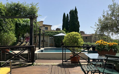 Villa Toppani Del Sodo: Himmel, Bord, Bygning, Plante, Skygge, Træ, Udendørs Møbler, Stol, Blomsterkrukke, Fritid