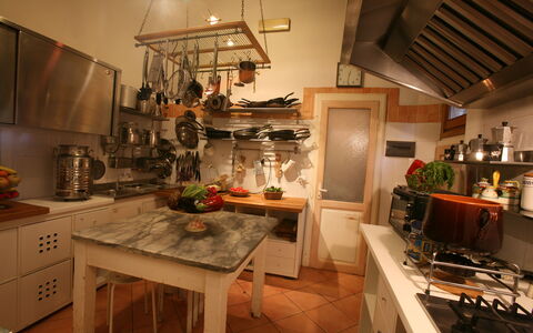 Villa Toppani Del Sodo: Countertop, Cabinetry, Bord, Møbel, Køkken, Køkken Apparat, Belysning, Komfur, Træ, Indretning