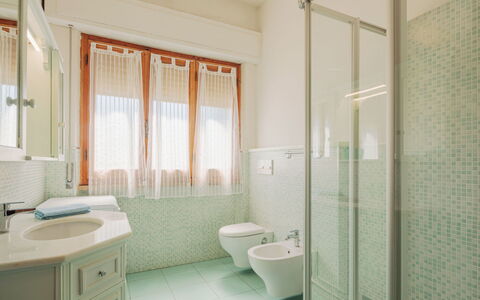 Mauro: Ejendom, Sanitærarmatur, Vindue, Badeværelse, Azure, Purple, Bygning, Toiletbræt, Gardin