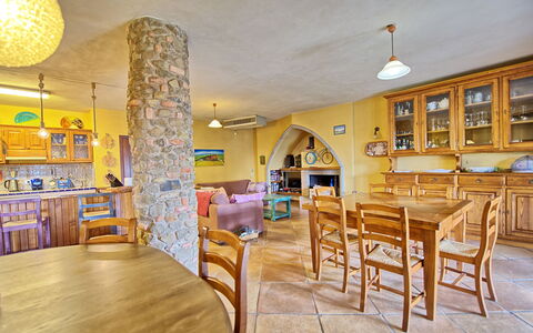 Villa Poggiospinoso: Ejendom, Værelse, Bygning, Gul, Indretning, Ejendom, Restaurant, Møbel, Hus, Spisestue