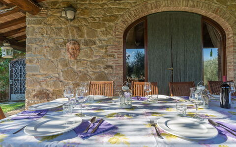 Villa Poggiospinoso: Ejendom, Værelse, Væg, Bygning, Indretning, Arkitektur, Bord, Hus, Restaurant, Flise