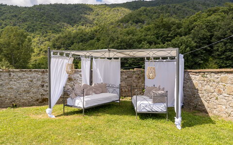 Villa Il Biancospino: Ejendom, Sky, Himmel, Plante, Skygge, Land Lot, Træ, Fritid, Græs, Telt