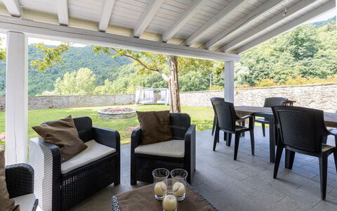 Villa Il Biancospino: Møbel, Bord, Ejendom, Stol, Plante, Bordservice, Skygge, Indretning, Træ, Stue