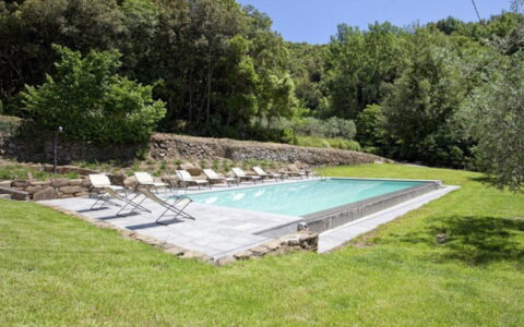 Villa Sole: Plante, Ejendom, Plantesamfund, Svømmepøl, Vand, Himmel, Skygge, Rektangel, Udendørs Møbler, Græs