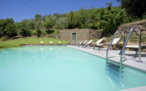 Villa Sole: Vand, Plante, Ejendom, Himmel, Svømmepøl, Bygning, Azure, Stol, Træ, Udendørs Møbler