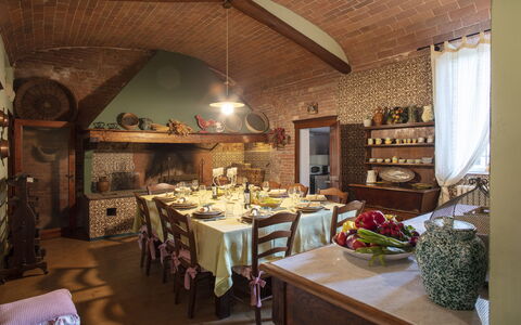 Villa Asciolo: Dug, Værelse, Indretning, Bord, Loft, Møbel, Indretning, Sengetøj, Spisestue, Boligtilbehør