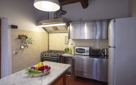 Villa Asciolo: Belysning, Værelse, Indretning, Loft, Lysarmatur, Countertop, Indretning, Komfur, Køkken, Større Bandage