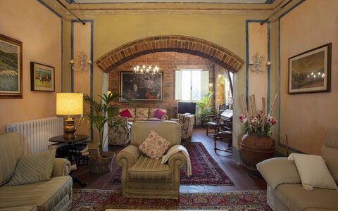 Villa Asciolo: Indretning, Værelse, Stue, Møbel, Væg, Couch, Bord, Indretning, Hjem, Loft