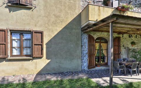 Agriturismo Le Selvole: Plante, Vindue, Ejendom, Bygning, Arkitektur, Træ, Kvarter, Væg, Sommerhus, Veranda