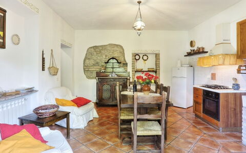 Agriturismo Le Selvole: Møbel, Cabinetry, Billedramme, Bord, Belysning, Træ, Stueplante, Indretning, Stue, Skuffe