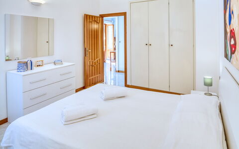 Luigina - Levanto: Værelse, Træ, Ejendom, Seng, Textile, Indretning, Etage, Sengetøj, Væg, Dør