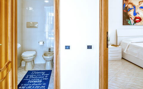 Luigina - Levanto: Værelse, Indretning, Ejendom, Etage, Væg, Badeværelsesvask, Sanitærarmatur, Gulvbelægning, Seng, Flise