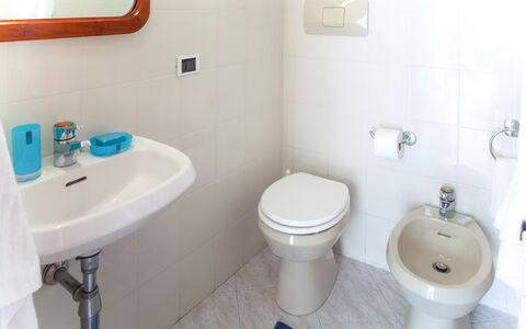 Luigina - Levanto: Blå, Sanitærarmatur, Grøn, Arkitektur, Badeværelsesvask, Værelse, Væg, Ejendom, Purple, Indretning