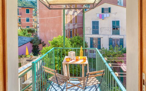 Luigina - Levanto: Kvarter, Ejendom, Boligområde, Hjem, Hus, Altan, Veranda, Maling, Backyard
