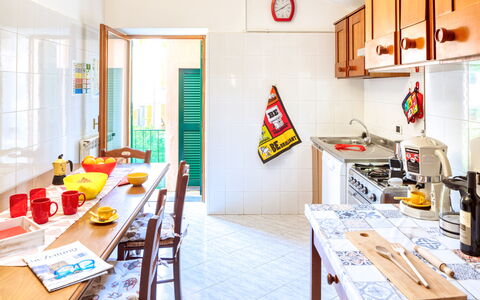 Luigina - Levanto: Værelse, Belysning, Indretning, Gul, Bord, Indretning, Loft, Lysarmatur, Orange, Køkken