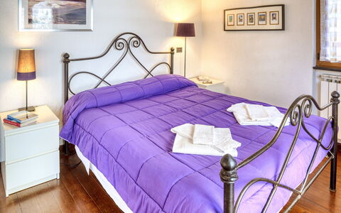 Mario - Levanto: Seng, Belysning, Værelse, Indretning, Træ, Etage, Sengetøj, Ejendom, Væg, Soveværelse