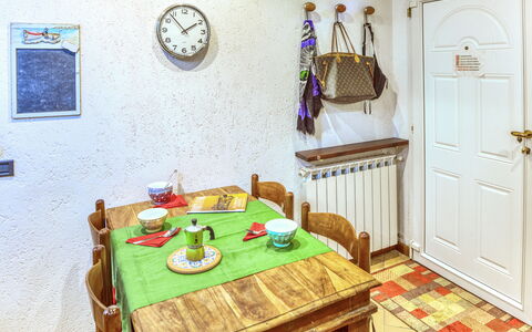 Mario - Levanto: Træ, Værelse, Indretning, Dør, Bord, Gulvbelægning, Etage, Spisestue, Væg, Bejdse