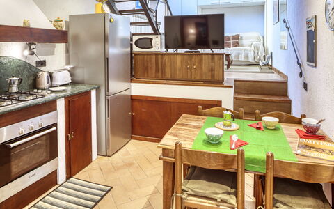 Mario - Levanto: Træ, Værelse, Belysning, Indretning, Møbel, Bord, Skuffe, Cabinetry, Countertop