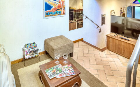 Mario - Levanto: Værelse, Indretning, Couch, Indretning, Billedramme, Hårdttræ, Stue, Kaffebord, Sengetøj, Studio Couch