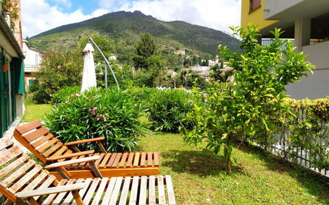 Mario - Levanto: Møbel, Udendørs Møbler, Have, Udendørs Bord, Skygge, Stol, Eco Hotel, Lawn, Gård, Backyard