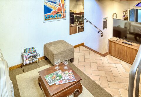 Mario - Levanto: Værelse, Indretning, Couch, Indretning, Billedramme, Hårdttræ, Stue, Kaffebord, Sengetøj, Studio Couch