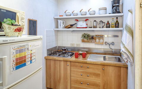 Appartamento Ivana - Levanto: Værelse, Hvid, Cabinetry, Skuffe, Køkken, Køkken Apparat, Større Bandage, Reoler, Skab, Hylde