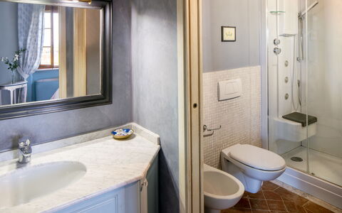 Villa Sole Del Chianti: Spejl, Håndvask, Ejendom, Sanitærarmatur, Tap, Badeværelsesvask, Blå, Toiletbræt, Badeværelse, Purple