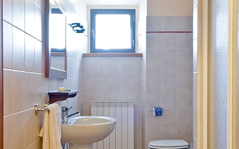 Agriturismo L'incrociata: Spejl, Sanitærarmatur, Ejendom, Håndvask, Tap, Purple, Badeværelse, Træ, Indretning