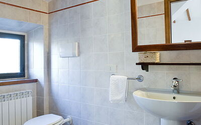 Colombaio: Spejl, Ejendom, Håndvask, Sanitærarmatur, Badeværelsesvask, Blå, Purple, Vindue, Badeværelse, Belysning