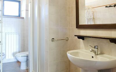 Greppia: Spejl, Tap, Håndvask, Sanitærarmatur, Ejendom, Badeværelsesvask, Træ, Bygning, Badeværelse, Purple