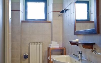 Cantina: Spejl, Sanitærarmatur, Tap, Ejendom, Håndvask, Badeværelsesvask, Badeværelse, Purple, Blå