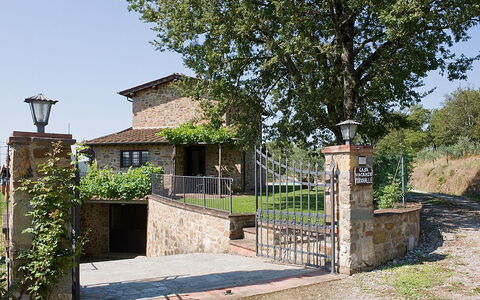 Villa Miravalle: Plante, Himmel, Bygning, Vindue, Træ, Land Lot, Sommerhus, Kvarter, Hus, Boligområde