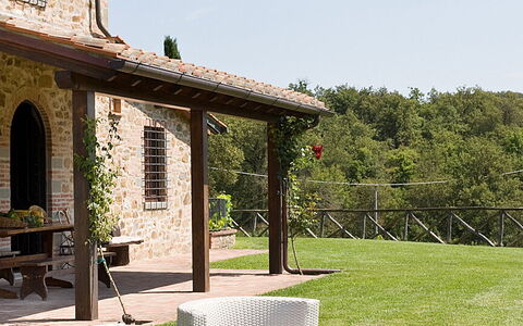 Villa Miravalle: Himmel, Plante, Ejendom, Bygning, Møbel, Vindue, Sky, Træ, Hus, Skygge