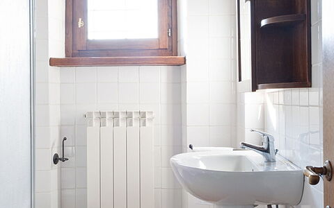 Villa Miravalle: Spejl, Håndvask, Sanitærarmatur, Ejendom, Badeværelsesvask, Tap, Hvid, Badeværelse, Purple