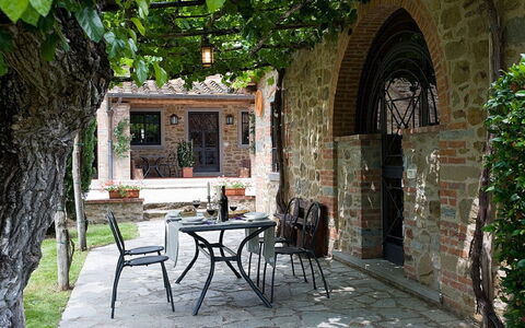 Cottage Capanna: Bord, Plante, Møbel, Bygning, Vindue, Stol, Dør, Udendørs Bord, Hus, Ejendom